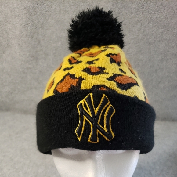 New Era Other - New Era MLB New York Yankees Cheetah Leopard Beanie Toque YOUTH EUC Knit Pom Hat